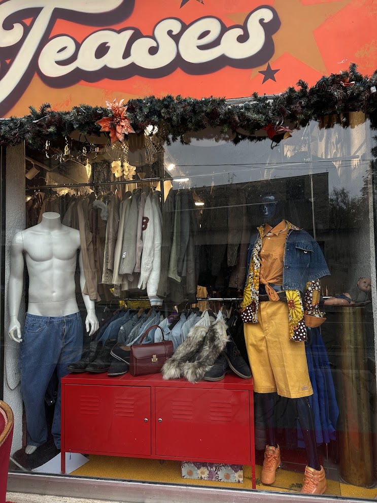 Façade de la boutique vintage avec mannequins, sacs, chaussures et enseigne Teasés