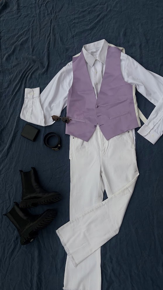 Tenue blanche avec gilet mauve, bottines noires et accessoires noirs