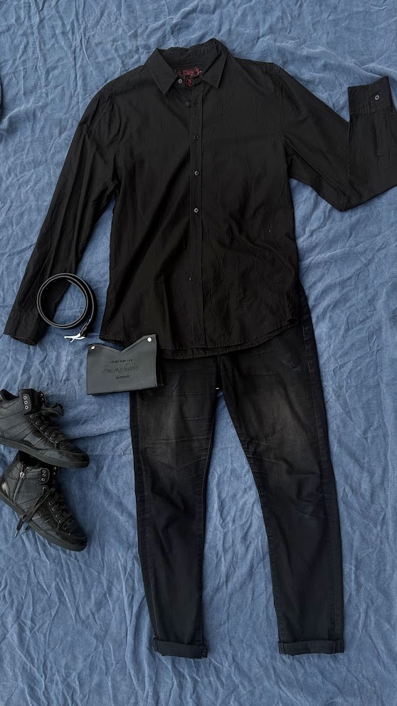Tenue noire monochrome avec chemise, pantalon et baskets montantes