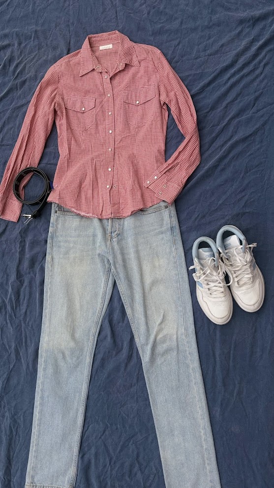 Tenue casual avec chemise vichy rouge, jean clair et baskets blanches