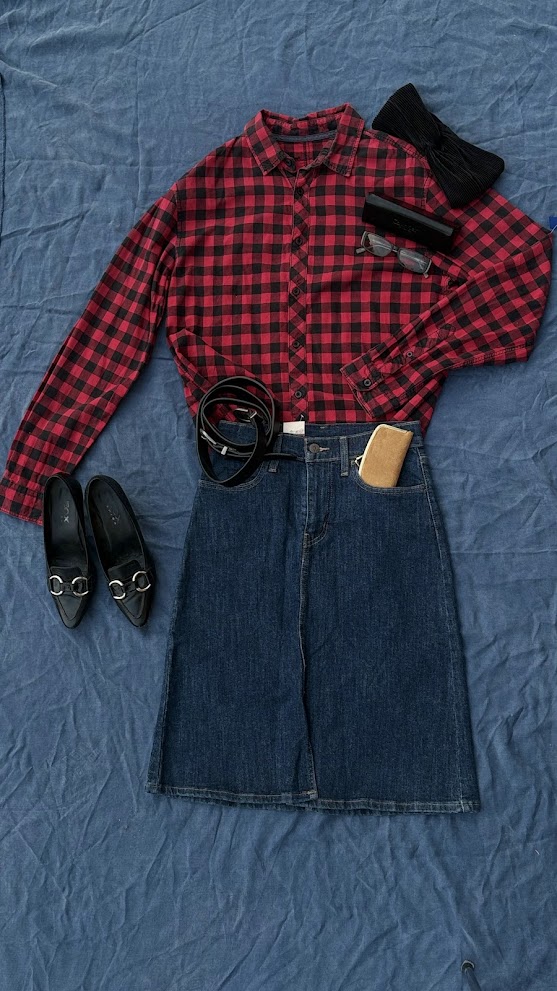 Tenue avec chemise à carreaux rouge et noire, jupe denim et mocassins noirs