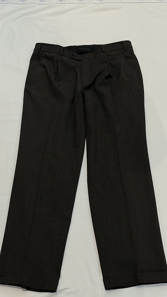 Pantalon habillé noir à coupe droite avec plis marqués
