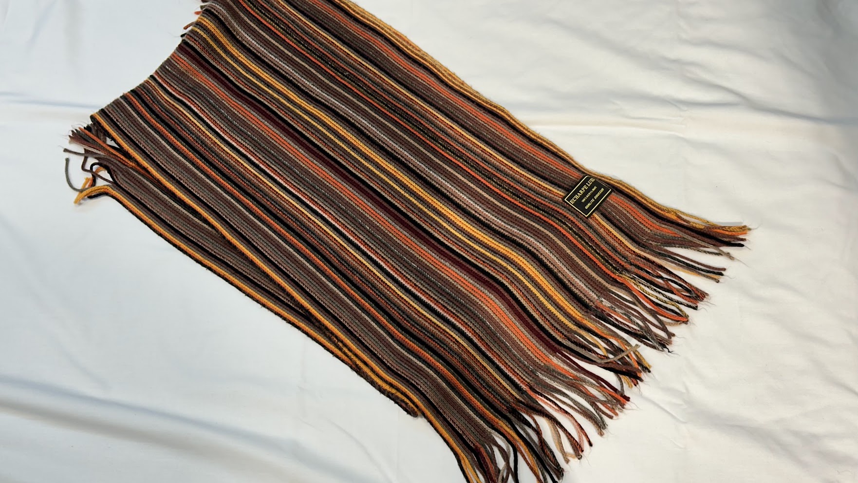 Écharpe rayée à franges dans des tons marron, orange, jaune et beige