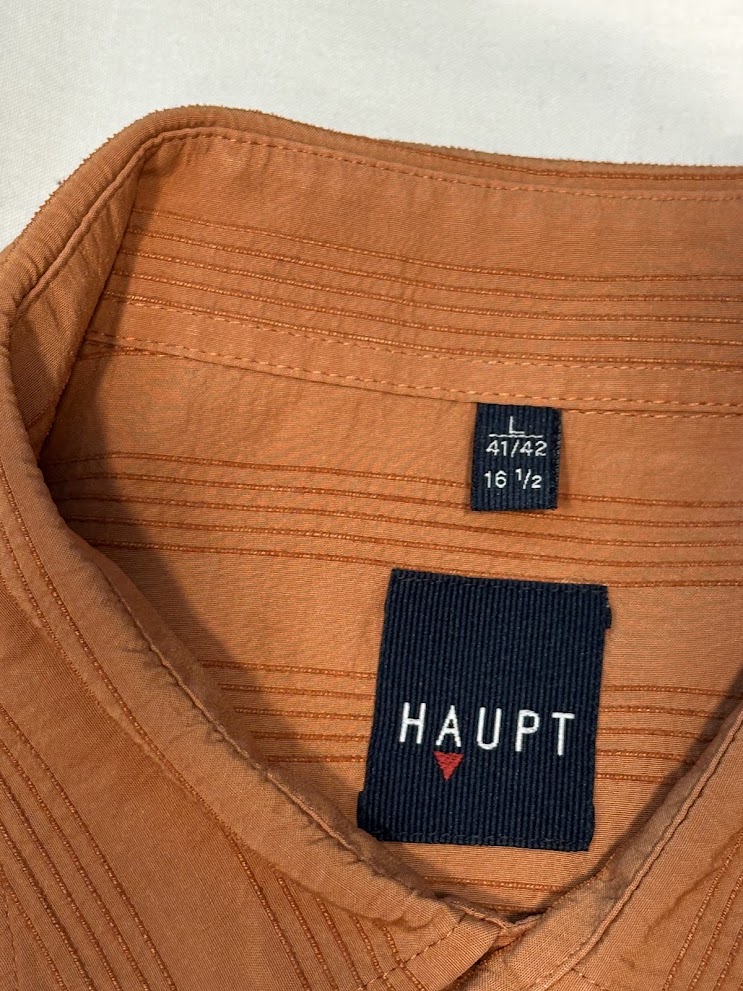 Chemise orange Haupt avec intérieur du col et étiquette visibles