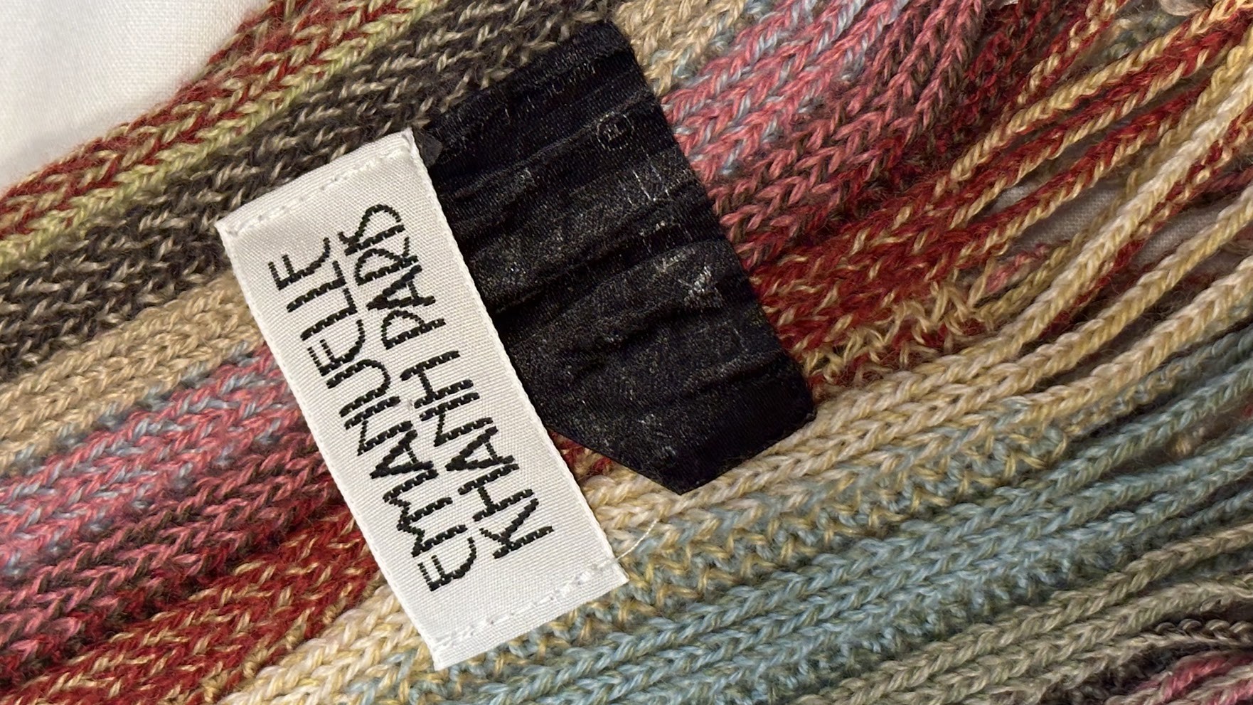 Maille multicolore Emmanuelle Khanh Paris en gros plan