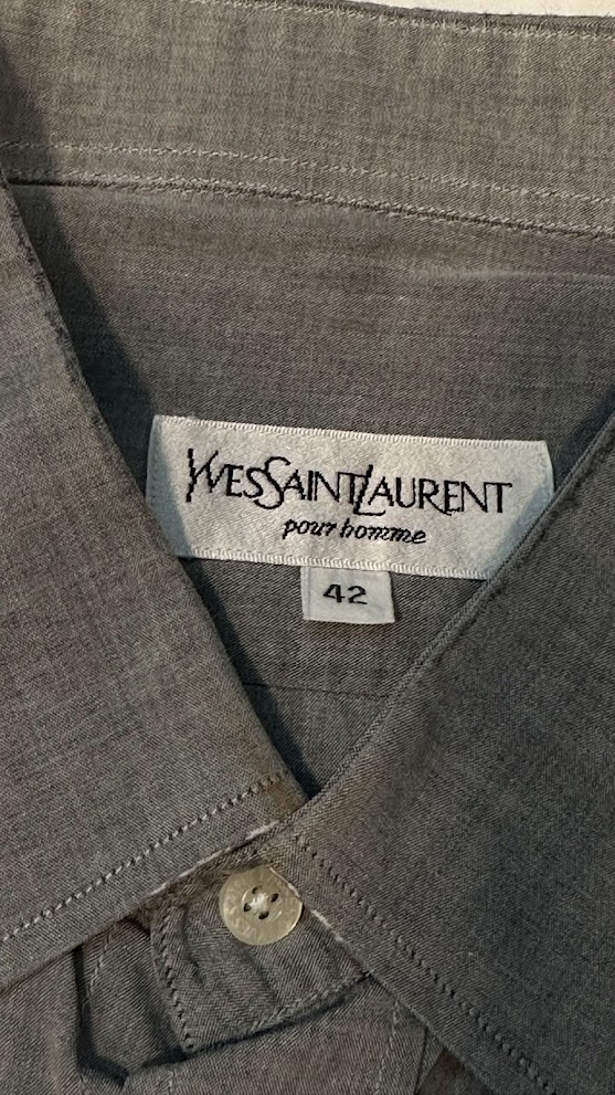 Chemise grise Yves Saint Laurent pour homme avec col et étiquette visibles